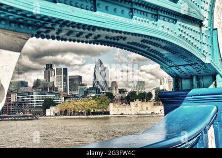 London, Großbritannien. Wundervolle Skyline der Stadt nahe der Themse an einem bewölkten Tag Stockfoto