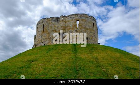 Die Ruinen von Clifford's Tower, York, England Stockfoto