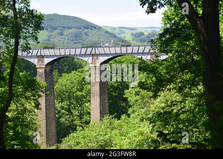 Thomas Telfords beeindruckendes Pontcysyllte Aquädukt erstreckt sich über das Tal des Flusses Dee, mit Blick vom Fluss und Kanalbooten, die über den Fluss fahren. Stockfoto