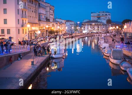 Sonnenuntergang in Viareggio, Italien. Schöne Promenade mit Kanal und Booten Stockfoto