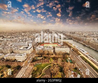 Wunderschöne Luftaufnahme von Paris vom Eiffelturm aus - Wintersaison Stockfoto