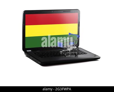 Isoliert auf weißem Hintergrund Laptop mit Bolivien Flagge auf dem Display, Online-Shopping-Verkaufskonzept Stockfoto