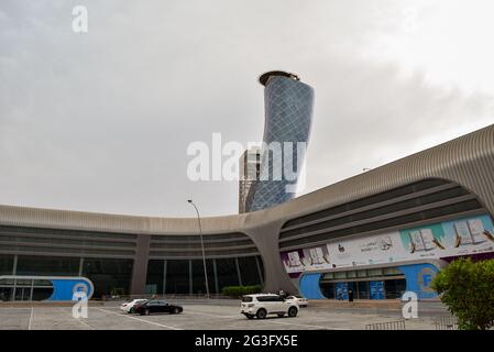 Abu Dhabi National Exhibition Centre, Schiefer Turm von Abu Dhabi - Vereinigte Arabische Emirate. Stockfoto