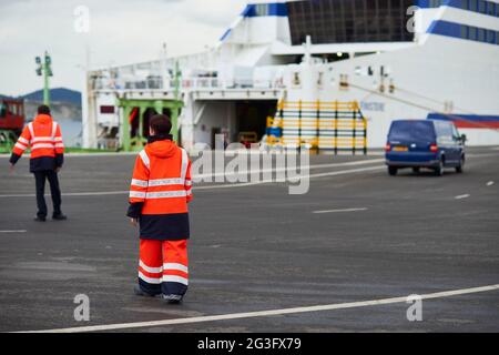 Mitarbeiter, die die Ausschiffung von Fahrzeugen in der Fähre im Hafen von Bilbao, Biskaya, Bizkaia, Baskenland, Euskadi, Euskal Herria, Spanien, Eu Stockfoto