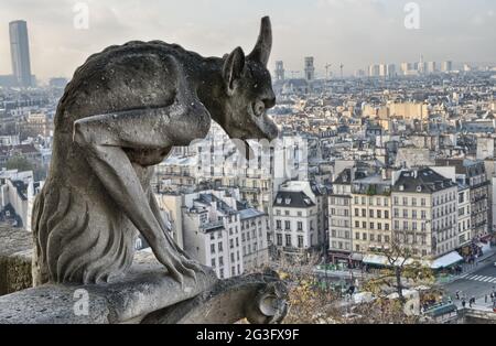 Paris. Nahaufnahme eines Wasserspeiers auf der Oberseite der Kathedrale Notre-Dame - Blick auf die Stadt Stockfoto