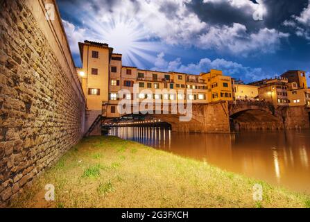 Ponte Vecchio über dem Arno, Florenz, Italien. Wunderschöne Aussicht nach oben bei Sonnenuntergang Stockfoto