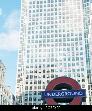 LONDON â €“ SEP 27: Nahaufnahme eines traditionellen Bahnhofsschild für die Londoner U-Bahn-Systeme am 27. September 201 Stockfoto