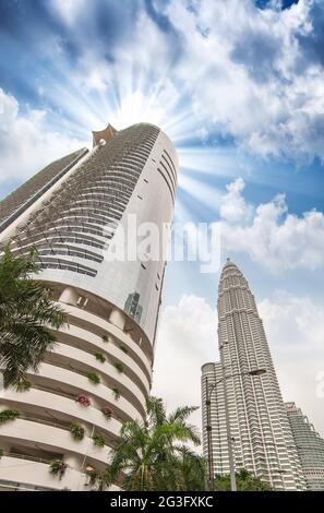 Wundervolle Aussicht auf Kuala Lumpur Wolkenkratzer von der Straße aus Stockfoto