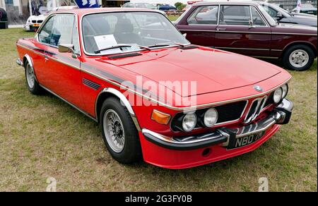 Drei Viertel Vorderansicht eines roten, 1973, BMW 3.0 CSL auf dem Display bei der Silverstone Classic 2017 Stockfoto