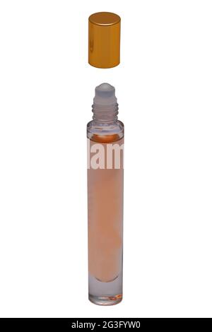 Kosmetiketiketten. Nahaufnahme einer offenen, eleganten, orangefarbenen weiblichen parfum-Glasflasche, isoliert auf weißem Hintergrund. Kopieren Sie Speicherplatz für Ihr eigenes Etikett. Makro. Stockfoto