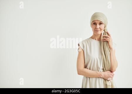 Minimal Taille up Porträt von schönen reifen Frau trägt Kopftuch und Blick auf Kamera, Kopierer Platz Stockfoto