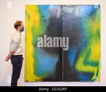 Royal Academy of Arts, London, Großbritannien. 16. Juni 2021. Die RA Schools Show 2021, eine Ausstellung von Werken aufstrebender britischer zeitgenössischer Künstler, die an den Royal Academy Schools ihren Abschluss gemacht haben, wird im Rahmen der RA 17 vom Juni bis zum 4. Juli 2021 eröffnet. Ein RA-Mitarbeiter posiert mit Arbeiten von Harminder Judge in Gips, Polymer, Pigment, Scrim, Öl & Wachs. Quelle: Malcolm Park/Alamy Live News. Stockfoto