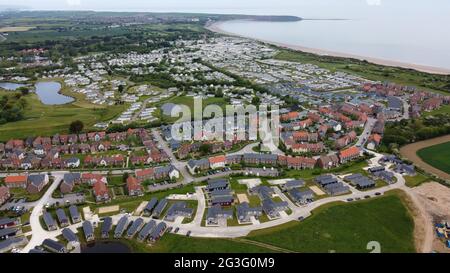Luftaufnahme des Primrose Valley Holiday Park und der Bucht, Filey, North Yorkshire, England, Großbritannien, Juni 2021 Stockfoto