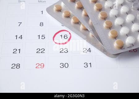 Geburtenkontrolle Pillen, Kalender und Notizblock auf dem Tisch Stockfoto