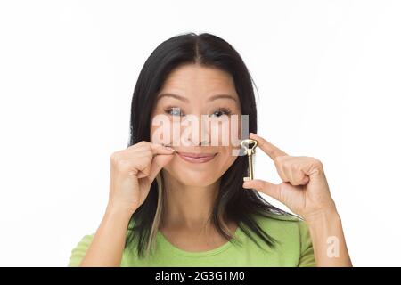 Frau Mund mit Schlüssel auf weiß gesperrt Stockfoto