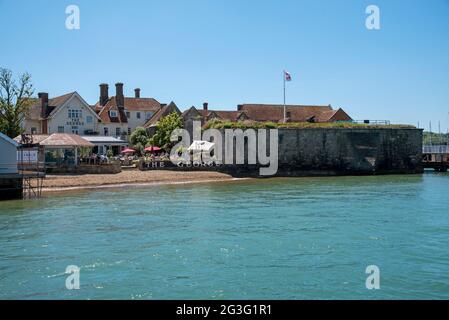 Yarmouth, Isle of Wight, England, Großbritannien. 2021. Yarmouth Castle und das Castle Hotel am Wasser in Yarmouth, Isle of Wight. Stockfoto