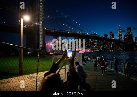 New York, USA. Juni 2021. Am 15. Juni 2021 wird in New York im Stadtteil Brooklyn in den Vereinigten Staaten ein Feuerwerk beobachtet, um den Erfolg des Impfungsmeilensteins zu feiern. Andrew Cuomo, Gouverneur des Bundesstaates New York, kündigte am Dienstag die sofortige Aufhebung der wichtigsten COVID-19-Beschränkungen im gesamten Bundesstaat an, da 70 Prozent der Erwachsenen im Bundesstaat mindestens eine Dosis COVID-19-Impfstoff erhalten haben. Quelle: Michael Nagle/Xinhua/Alamy Live News Stockfoto