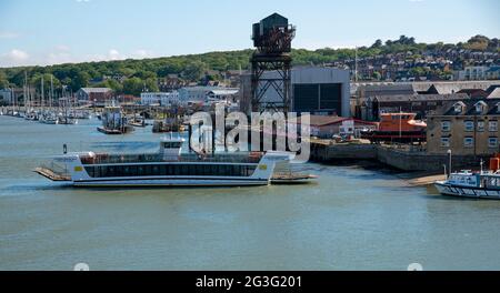 Cowes, Isle of Wight, England, Großbritannien. 2021. Fahrzeug- und Passagierfähre unterwegs zwischen Ost- und West-Cowes auf dem Fluss Medina. Stockfoto