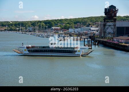 Cowes, Isle of Wight, England, Großbritannien. 2021. Fahrzeug- und Passagierfähre unterwegs zwischen Ost- und West-Cowes auf dem Fluss Medina. Stockfoto