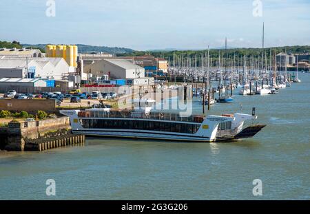 Cowes, Isle of Wight, England, Großbritannien. 2021. Fahrzeug- und Passagierfähre unterwegs zwischen Ost- und West-Cowes auf dem Fluss Medina. Stockfoto