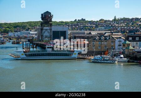 Cowes, Isle of Wight, England, Großbritannien. 2021. Fahrzeug- und Passagierfähre in West Cowes auf dem Fluss Medina. Fußpassagiere, die nach Cowes aussteigen Stockfoto