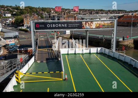 East Cowes, Isle of Wight, Großbritannien. 2021. Oberdeck für Autos auf einer Ro Ro Fähre neben dem Terminal in Cowes, Großbritannien Stockfoto