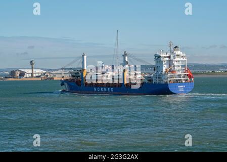 Southampton Water, England, Großbritannien. 2021. Henrix S ein Stückgutschiff, das mit einer Ladung von Freizeitbooten auf Southampton Water unterwegs ist, nähert sich Calshot Sp Stockfoto