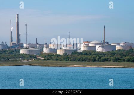 Fawley, Hampshire, England, Großbritannien. 2021. Fawley-Raffinerie aus der Sicht von Southampton Water, dem größten petrochemischen Verarbeitungskomplex Großbritanniens. Stockfoto