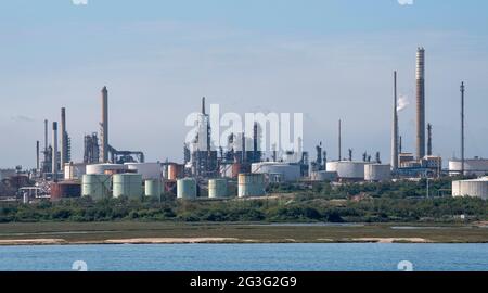 Fawley, Hampshire, England, Großbritannien. 2021. Fawley-Raffinerie aus der Sicht von Southampton Water, dem größten petrochemischen Verarbeitungskomplex Großbritanniens. Stockfoto