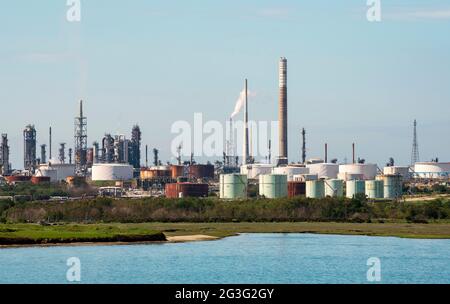 Fawley, Hampshire, England, Großbritannien. 2021. Fawley-Raffinerie aus der Sicht von Southampton Water, dem größten petrochemischen Verarbeitungskomplex Großbritanniens. Stockfoto