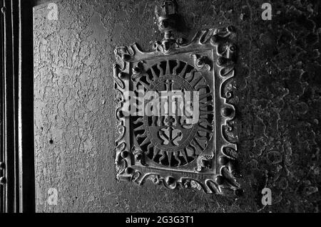 09 Jun 2009 detail Metallplatte auf Tür innen Basilika Bom Jesus Kirche Old Goa oder Velha Goa Indien behoben Stockfoto