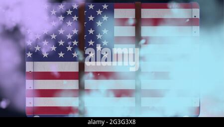 Komposition aus buntem blauem und purpurem Rauch über amerikanischer Flagge auf genietetem Metall Stockfoto