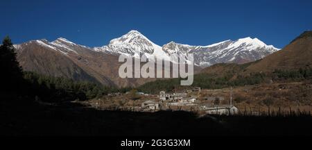 Morgen in Titi, einem kleinen Dorf in Nepal. Blick auf Dhaulagiri und Tukuche Peak Stockfoto