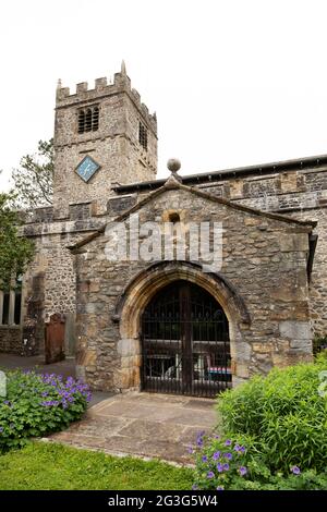 Veranda der St. Andrew's Church in Sedbergh in Cumbria, England. Die Kirche stammt aus dem 12. Jahrhundert. Stockfoto