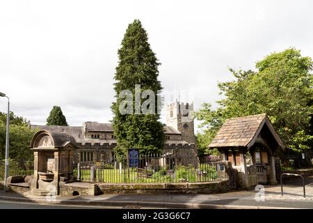 St Andrew's Church in Sedbergh in Cumbria, England. Die Kirche stammt aus dem 12. Jahrhundert. Stockfoto