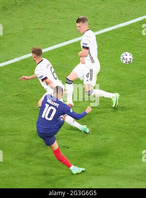 Kylian MMAPPE, FRA 10 schießt Tor, das von VAR, Video-Schiedsrichter im Gruppe-F-Spiel FRANKREICH - DEUTSCHLAND 1-0 bei der Fußball-UEFA-Europameisterschaft 2020 in der Saison 2020/2021 am 15. Juni 2021 in München, Deutschland, abgesagt wurde. © Peter Schatz / Alamy Live News Stockfoto