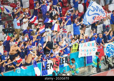 Französische Fans feiern ihr Team beim Gruppenspiel F FRANKREICH - DEUTSCHLAND 1-0 bei den Fußball-UEFA-Europameisterschaften 2020 in der Saison 2020/2021 am 15. Juni 2021 in München, Deutschland. © Peter Schatz / Alamy Live News Stockfoto