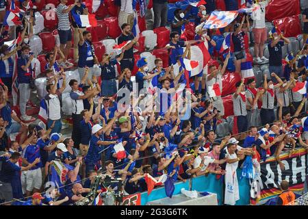 Französische Fans feiern ihr Team beim Gruppenspiel F FRANKREICH - DEUTSCHLAND 1-0 bei den Fußball-UEFA-Europameisterschaften 2020 in der Saison 2020/2021 am 15. Juni 2021 in München, Deutschland. © Peter Schatz / Alamy Live News Stockfoto