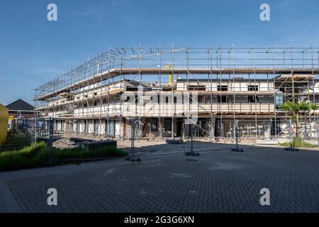 Baustelle des neuen niederländischen Vorortgebiets mit modernen Einfamilienhäusern, Neubau moderner Einfamilienhäuser in den Niederlanden Baustelle der lokalen Einfamilienhäuser, Baustelle des lokalen EinfamilienhausNiederlande Stockfoto