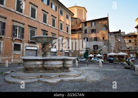 Italien, Rom, jüdisches Ghetto, Piazza delle Cinque Scòle, Fontana del Pianto (Giacomo della Porta), Palazzo Cenci und Kirche Santa Maria del Pianto Stockfoto