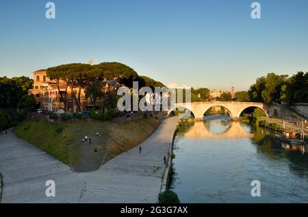 Italien, Rom, Tiber, Isola Tiberina, Ponte Cestio bei Sonnenuntergang Stockfoto