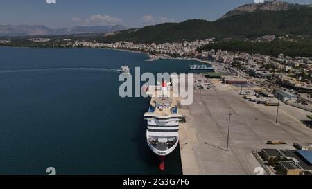 Luftaufnahme Globaler Hafen Von Igoumenitsa City, Epirus, Griechenland, Superfast Ferry Ship Ro-Ro Car Truck Passenger Carrier Ferries Stockfoto