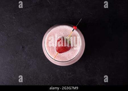 Lassi ist ein traditionelles indisches kaltes erfrischendes Getränk mit Joghurt, Erdbeere und Eis. Löscht den Durst bei heißem Wetter perfekt Stockfoto