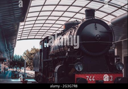 Alte alte schwarze und rote Dampflokomotive auf Eisenbahnen Stockfoto