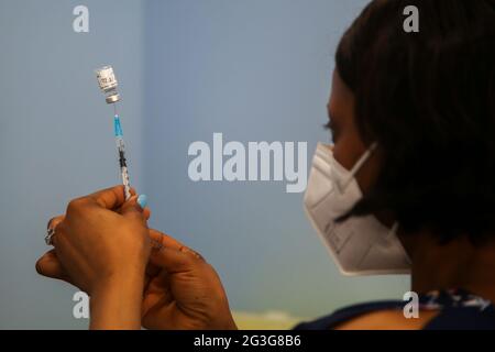London, Großbritannien. Juni 2021. Ein Mitarbeiter des National Health Service (NHS) bereitet in einem Impfzentrum in London eine Spritze mit dem Pfizer Covid-19-Impfstoff vor. Kredit: SOPA Images Limited/Alamy Live Nachrichten Stockfoto