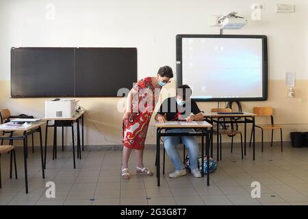 Italien, Arezzo, 16. Juni 2021 : Galileo Galilei Industrial Technical School, erster Tag der Reifeprüfungen 2020. Mündliche Prüfung des Studenten, mit Maske und sicherer Entfernung. Schriftliche Tests wegen Covid-19 (Coronavirus) abgebrochen Foto © Daiano Cristini/Sintesi/Alamy Live News Stockfoto