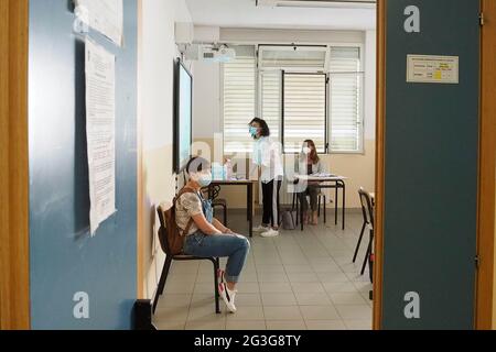 Italien, Arezzo, 16. Juni 2021 : Galileo Galilei Industrial Technical School, erster Tag der Reifeprüfungen 2020. Mündliche Prüfung des Studenten, mit Maske und sicherer Entfernung. Schriftliche Tests wegen Covid-19 (Coronavirus) abgebrochen Foto © Daiano Cristini/Sintesi/Alamy Live News Stockfoto