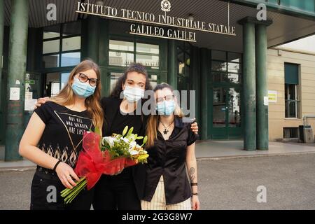 Italien, Arezzo, 16. Juni 2021 : Galileo Galilei Industrial Technical School, erster Tag der Reifeprüfungen 2020. Mündliche Prüfung des Studenten, mit Maske und sicherer Entfernung. Schriftliche Tests wegen Covid-19 (Coronavirus) abgebrochen Foto © Daiano Cristini/Sintesi/Alamy Live News Stockfoto