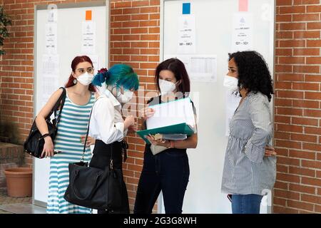 Italien, Arezzo, 16. Juni 2021 : Kunsthochschule Piero della Francesco, erster Tag der Reifeprüfungen 2020. Mündliche Prüfung des Studenten, mit Maske und sicherer Entfernung. Schriftliche Tests wegen Covid-19 (Coronavirus) abgebrochen Foto © Daiano Cristini/Sintesi/Alamy Live News Stockfoto