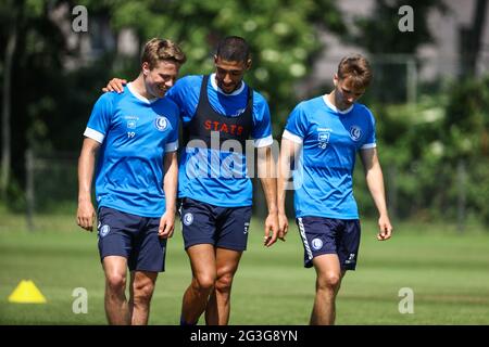 Gents Matisse Samoise und Gents Tarik Tissoudali, die während der ersten Trainingseinheit der Saison 2021-2022 von der belgischen 1. Liga aufgenommen wurden Stockfoto